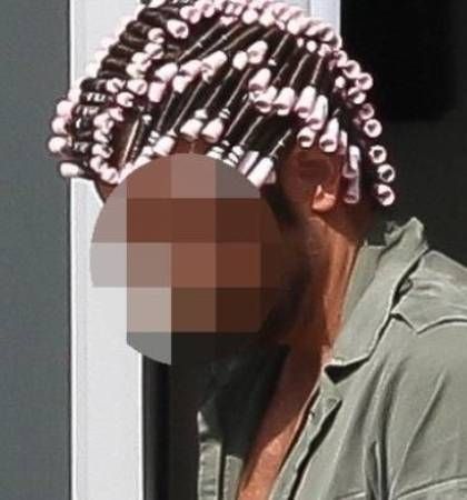 Πασίγνωστος ηθοποιός με τα μπικουτί στο κεφάλι