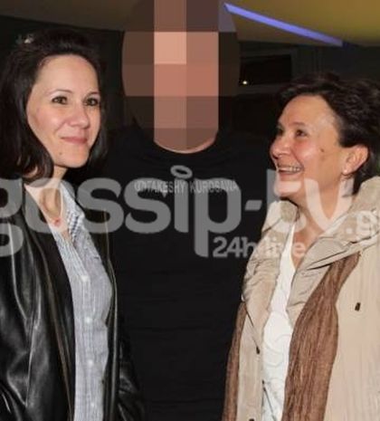 Γνωστός πρωταγωνιστής ποζάρει με την αδελφή και τη μητέρα του