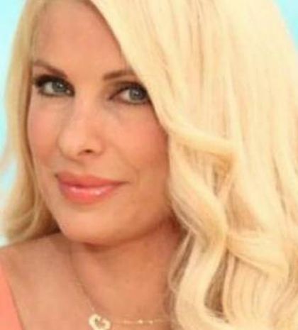 Eλένη Μενεγάκη: Δείτε την με ροζ καπέλο να μαζεύει… χόρτα!