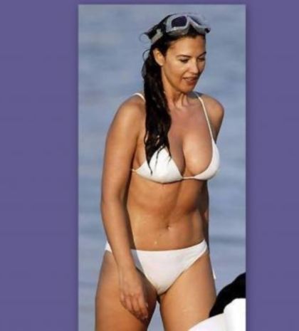 Δείτε τη Μόνικα Μπελούτσι να περπατά στα σοκάκια της Πάρου!