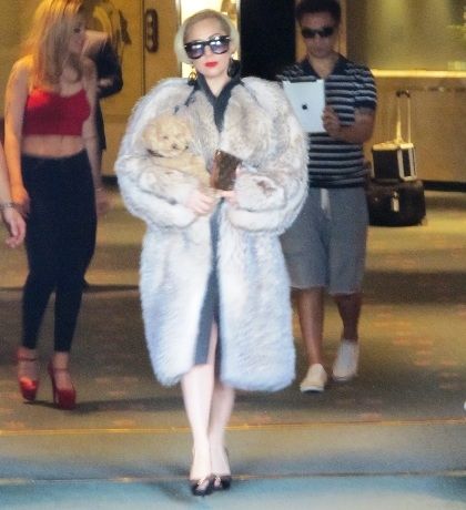 Lady Gaga: με τη γούνα μες στο κατακαλόκαιρο