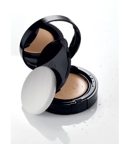 Vitalumiere Aqua Compact: το πιο δροσερό φον ντε ντεν του οίκου Chanel