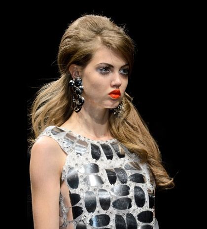 Backstage beauty: το '60s χτένισμα στο show του οίκου Moschino
