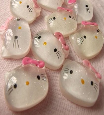 Ενθέματα στήθους Hello Kitty! Τι άλλο θα δούμε;
