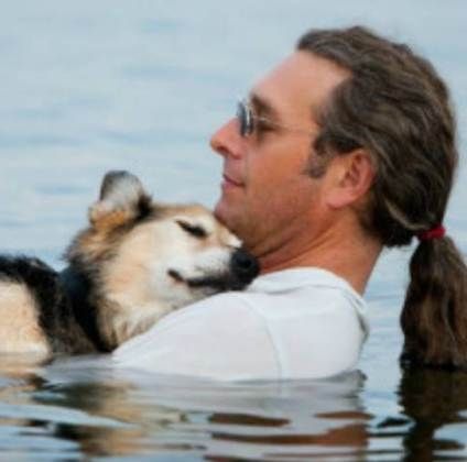 Συγκινητική φωτογραφία: Η αγάπη ενός άνδρα για το σκύλο του