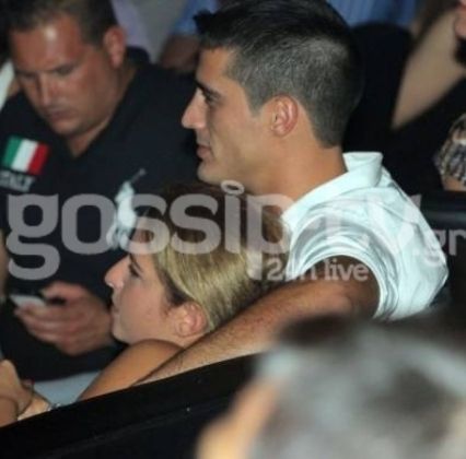 Εριέττα Κούρκουλου: Τρυφερές αγκαλιές με τον Πλούση στα μπουζούκια! (φωτό)