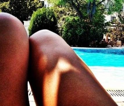 Ποια τραγουδίστρια κάνει την ηλιοθεραπεία της αυτή την ώρα;