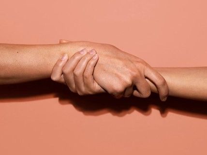 Το efood σε συνεργασία με το Κέντρο Διοτίμα στηρίζει τις επιζώσες έμφυλης βίας