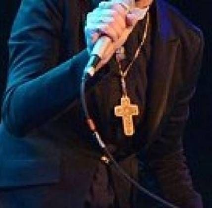 Φοράει κολάρο παπά σε συναυλία και δηλώνει: «Είμαι καλύτερη από τον Πάπα»