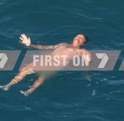 Βίντεο: Διάσωση ψαρά περικυκλωμένου από καρχαρίες