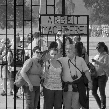 Τι νιώθεις όταν βγάζεις selfie μέσα στο Άουσβιτς;