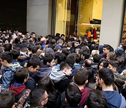 Βρήκαν ευκαιρία για «αρπαχτή»: Δε θα πιστεύετε πόσο πωλείται μία θέση στην ουρά για το νέο iPhone