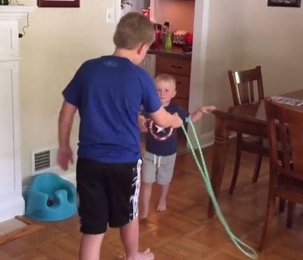 Τα παιδιά λατρεύουν το σχοινάκι! (vid)