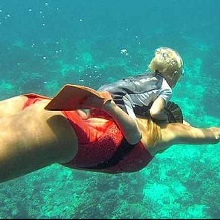 Τρίχρονος κάνει βουτιά στο «απέραντο γαλάζιο» χωρίς οξυγόνο