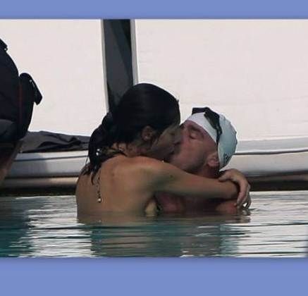 Παθιασμένα φιλιά και αγκαλιές για πασίγνωστο τραγουδιστή! (φωτό)