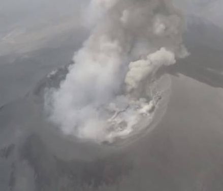 Η στιγμή έκρηξης του ηφαιστείου Sabancaya από ψηλά (vid)