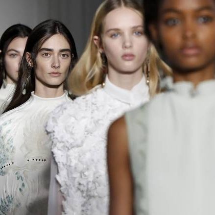 Το Παρίσι υποκλίθηκε στις Νύμφες του Valentino