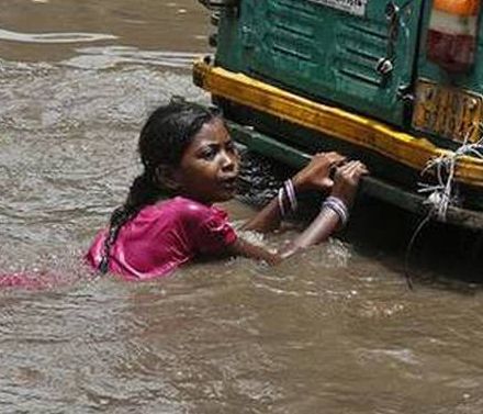 Συγκλονιστικά πλάνα: Σπίτι καταρρέει σαν χάρτινος πύργος (vid)