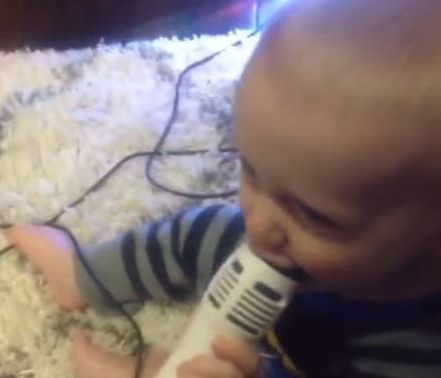 Η αντίδραση ενός μωρού όταν του δίνεται ένα μικρόφωνο (vid)