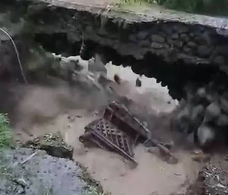 Συγκλονιστικό βίντεο: Σπίτι «εξαφανίζεται» μέσα σε λίγα δευτερόλεπτα από τις πλημμύρες