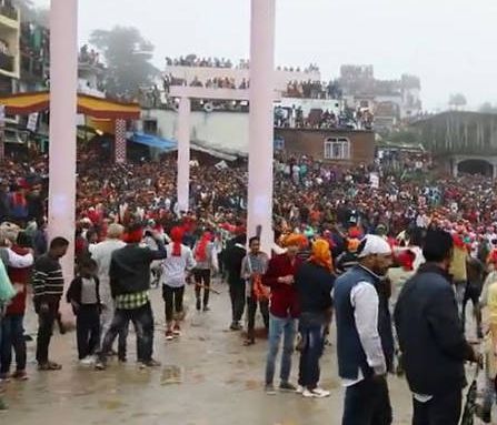 Viral - Περίεργο έθιμο: Τους πετούν πέτρες και απαντούν με… φρούτα! (vid)