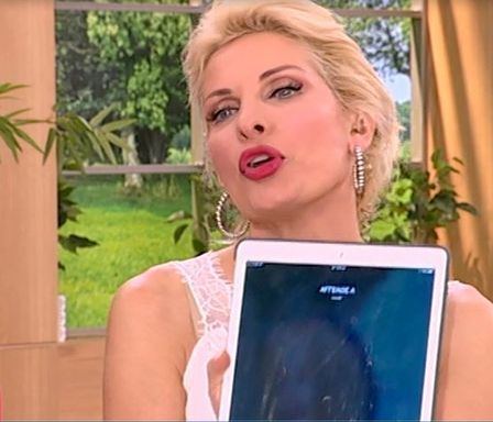 Ελένη: Το τηλεφώνημα του γιου της Άγγελου on air: «Παιδί μου κλείσε, έχω εκπομπή»!