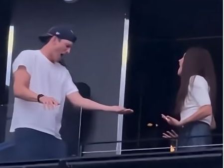 O Ashton Kutcher και η Mila Kunis το ζουν στους Backstreet Boys και ναι ο έρωτας κρατάει 10 χρόνια