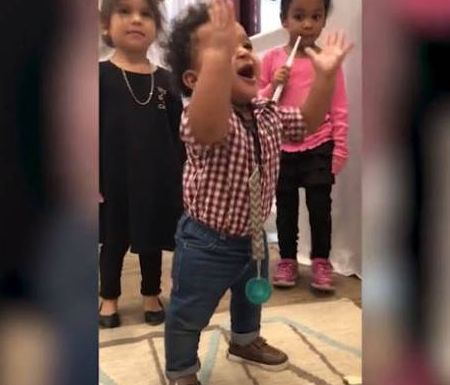 Η συγκινητική στιγμή που μικρός κάνει τα πρώτα του βήματα (vid)