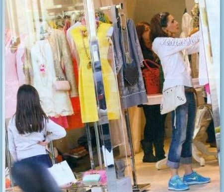 Η Δέσποινα ψωνίζει και η Μελίνα περιμένει