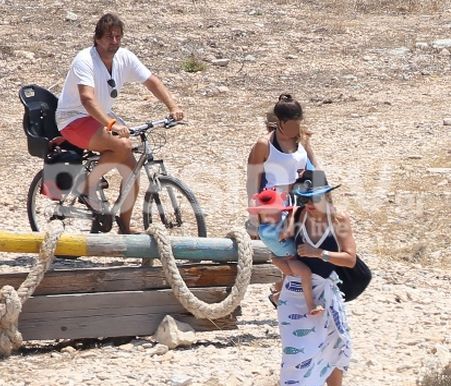 Ελένη Μενεγάκη: Με τα παιδιά της και τον Μάκη διακοπές στα Κουφονήσια