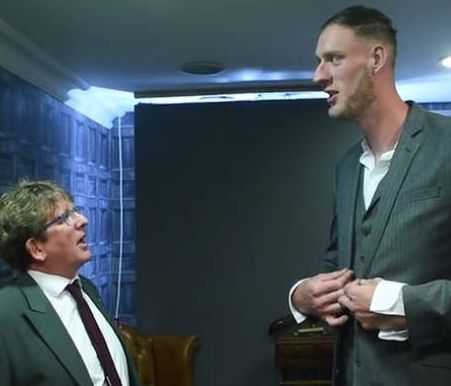 Ο ψηλότερος άνδρας στη Βρετανία φοράει κουστούμι για πρώτη φορά (vid)