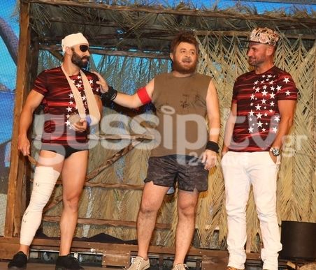 Δε λέει να βγάλει τη μπλούζα από πάνω του