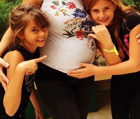 Ενάμιση μήνα πριν τη γέννα αποκάλυψε πως θα γίνει μπαμπάς για τρίτη φορά