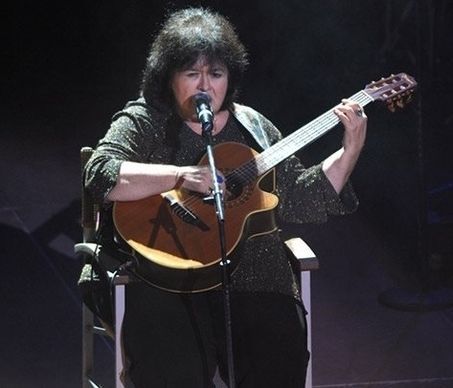 Αρλέτα: Συγκινεί το αντίο του άγνωστου «γιου» της