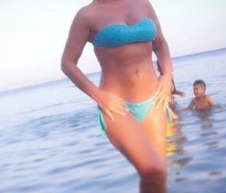 Είναι 61 ετών και με τις εμφανίσεις της στην παραλία με μαγιό βάζει κάτω 20άρες η…