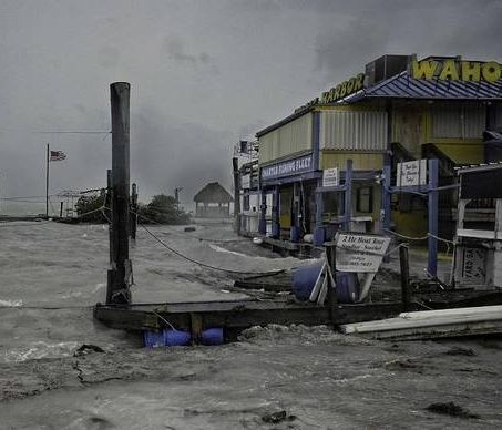 Έφθασε στη Φλόριντα ο φονικός τυφώνας Ίρμα - «Όσοι δεν φύγετε δεν θα επιβιώσετε»