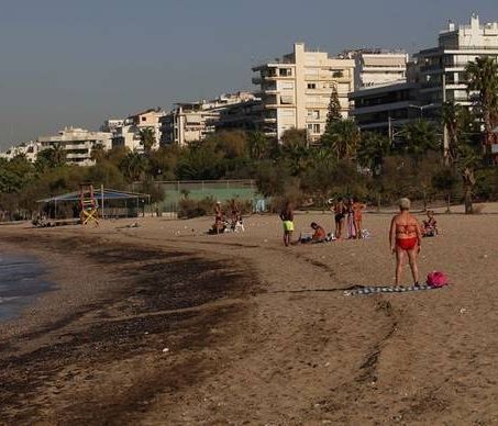 Πετρελαιοκηλίδα: Το υπουργείο Υγείας απαγορεύει την κολύμβηση σε αυτές τις παραλίες της Αττικής
