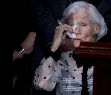 ΗΠΑ: Συντετριμμένη η 106 ετών μητέρα του γερουσιαστή Τζον Μακέιν στο τελευταίο «αντίο» (pics+vid)