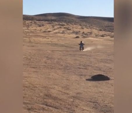 Ο μικρός μοτοσικλετιστής που θα σας εντυπωσιάσει (vid)