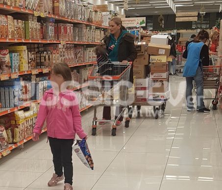 Θεοφανία Παπαθωμά: Στο super market με τα παιδιά της