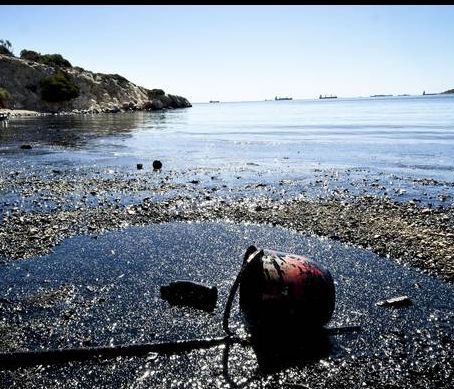 Συναγερμός σε όλο το παραλιακό μέτωπο της Αττικής - Στον Άγιο Κοσμά έφτασε η πετρελαιοκηλίδα