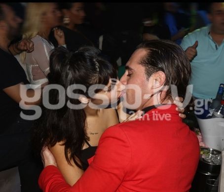 Κέντρο Αθηνών: «Καυτά» φιλιά για ερωτευμένο ζευγάρι της showbiz