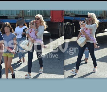 Μενεγάκη: Με τη Μαρίνα αγκαλιά και τις δυο μεγαλύτερες κόρες της στο λιμάνι της Ραφήνας