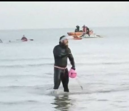 Απίστευτος! Έκανε το γύρο της Βρετανίας κολυμπώντας 157 ημέρες