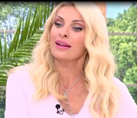 Ελένη Μενεγάκη: Ταράχτηκε με τις απανωτές κλήσεις του παιδιού της – Τι συνέβη;