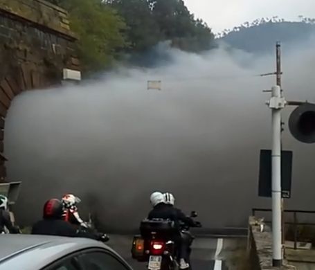 Τρένο δημιουργεί κομφούζιο πάνω σε γέφυρα λόγω... καπνού (video)