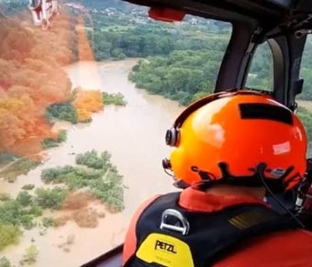 Νότια Γαλλία: Συγκλονιστικές εικόνες από τις πλημμύρες - Αγνοείται ένας άνδρας