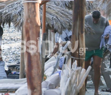 Λιάγκας-Λάτσιος: Κοινές διακοπές στην Τήνο. Δείτε τους στην παραλία