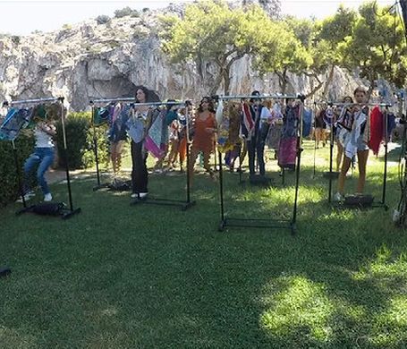 GNTM: Η στιγμή που ποδοπατούν και χτυπούν μια κοπέλα για τα μαγιό της φωτογράφισης