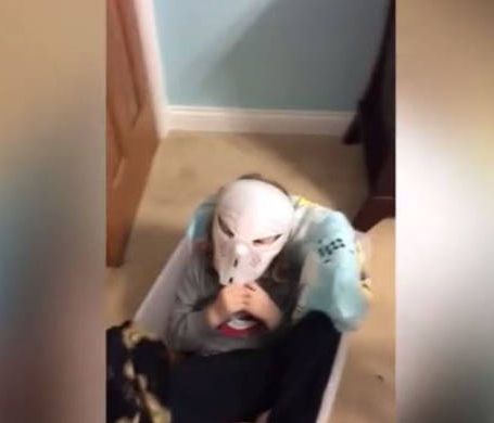 Η απίστευτη πλάκα παιδιού στη μητέρα του! (vid)